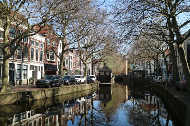 <em>De visbanken van Gouda aan de grachten.<\/em>