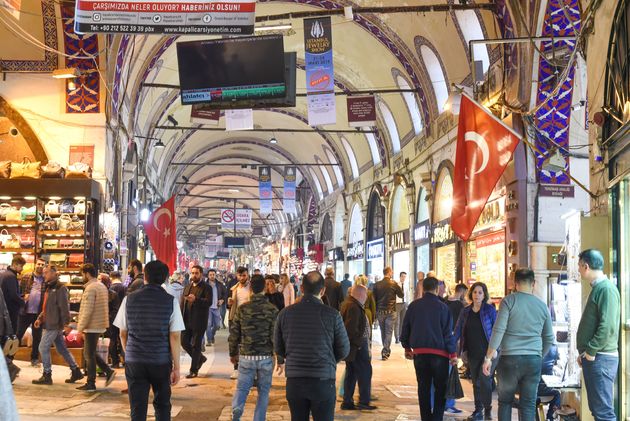 De Grand Bazaar is een enorm overdekt winkelcentrum in de wijk Emin\u00f6n\u00fc