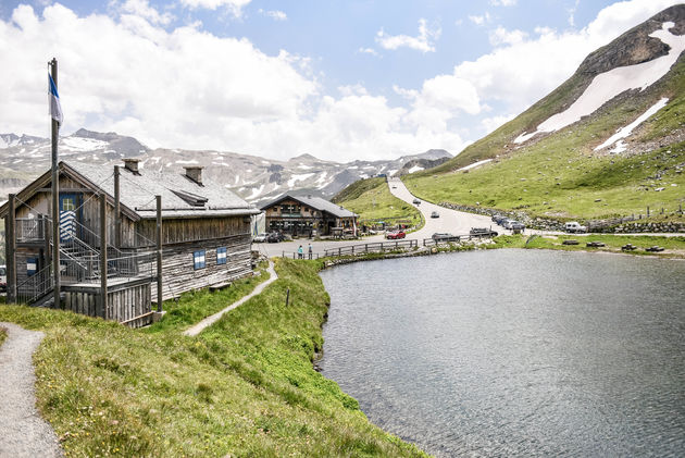 Dit mooie meertje is de Fuscher Lacke op 2.262 meter hoogte, waar je een korte wandeling kunt maken