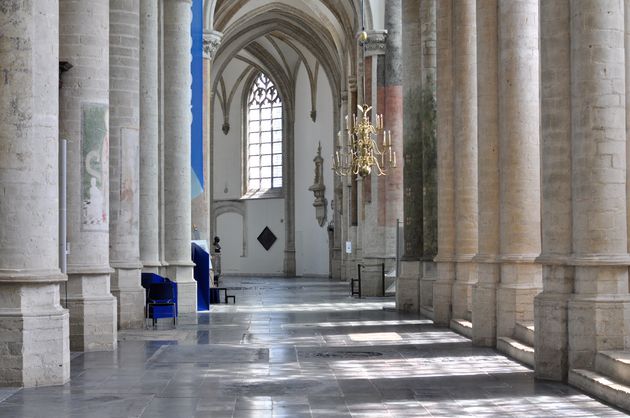 De entree van de Grote Kerk in Breda