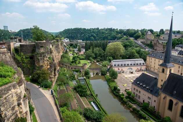 De wijk Grund ligt direct aan de rivier Alzette