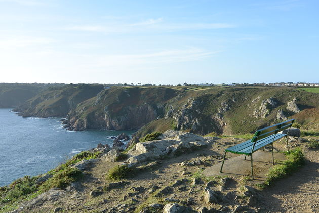 De ruige kliffen aan de kust van Guernsey