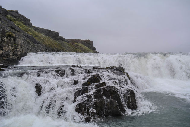 Het water stort met flink geweld naar beneden