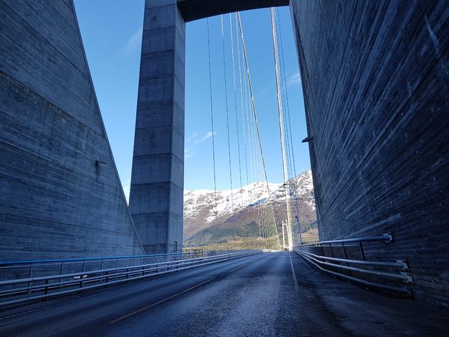 En dan is daar ineens de adembenemende fraaie Hardangerbrug