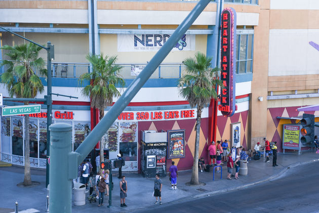 De Heart Attack Grill is een van de meest absurde restaurants van de stad in ziekenhuisthema