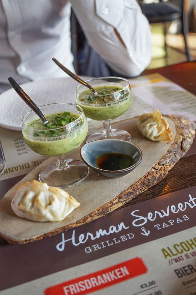 Gazpacho van courgette, venkel en bieslook met gyoza