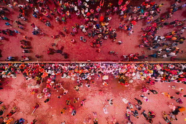 Een bijna surrealistisch beeld: Matt fotografeerde Holi ook vanuit de lucht met zijn drone.