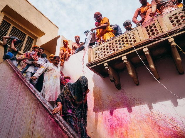 Gekleurd poeder en water: de ingredi\u00ebnten voor Holi