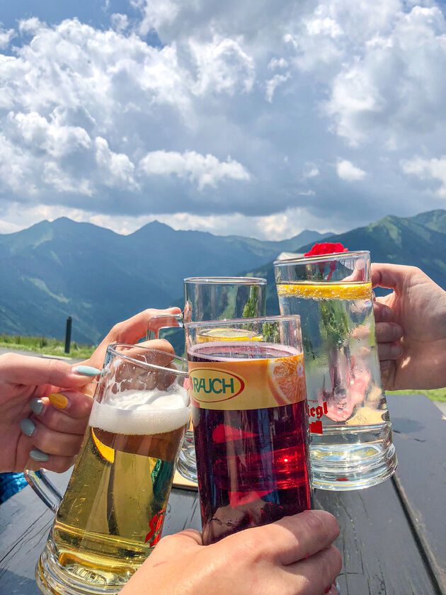 Na een lange hike is een glas Holunderbl\u00fctensaft de beste dorstlesser