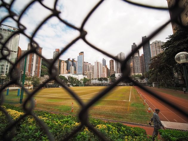 Een typisch straatbeeld net buiten het zakencentrum van Hongkong.