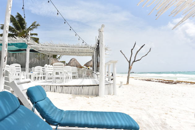 Heerlijke strandbedjes en een hippe beach bar: meer heb je niet nodig in Tulum