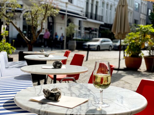 <em>Zeker doen in Antwerpen: borrelen op een fijn terras, zoals hier bij Pilar in `t Zuid.<\/em>