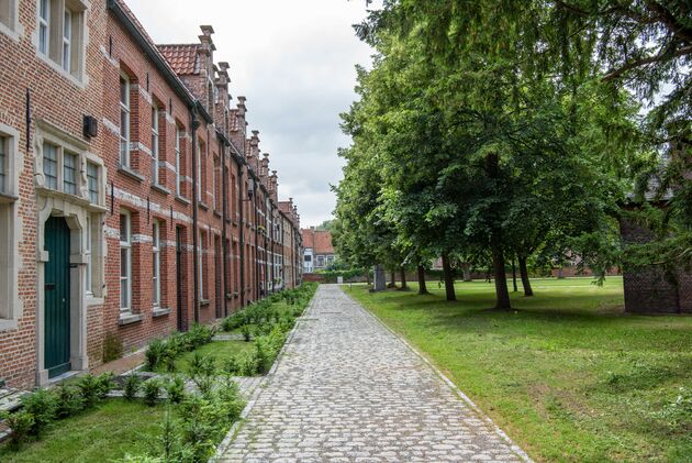 Wandel langs de oude huisjes in het Begijnhof