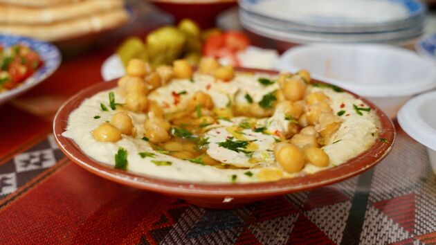 Hummus met olijfolie en kikkererwten en platbrood, de basis maar wel lekker