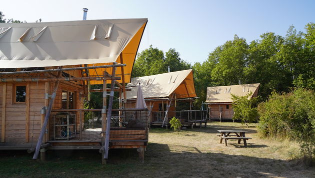 Glamping zoals het moet, een hut met een tent op het dak en nog steeds met maximaal Comfort