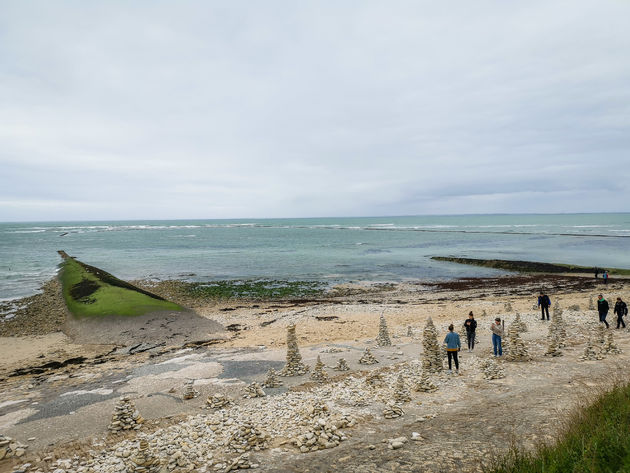 De kids vermaken zich altijd wel op het strand