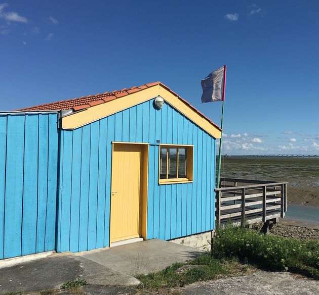 De kleur van het eiland met op de achtergrond de 3km lange brug