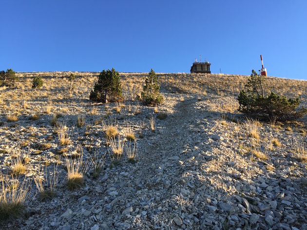 Net achter de top ligt het bijna verborgen looppad van de Mont Ventoux