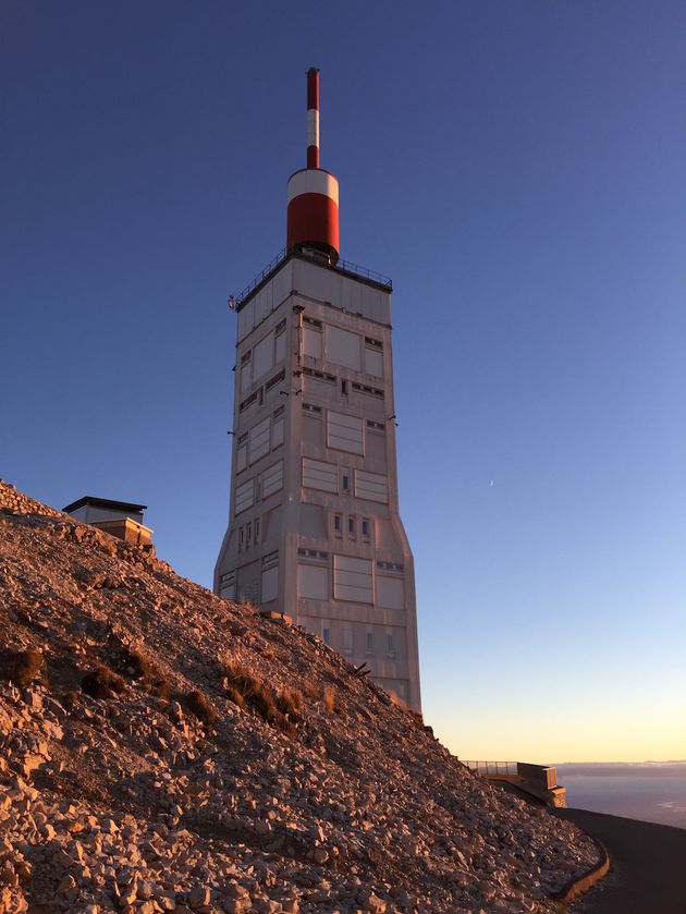 Zelfs de militaire zendpost ziet er tijdens het golden hour mooier uit dan ooit