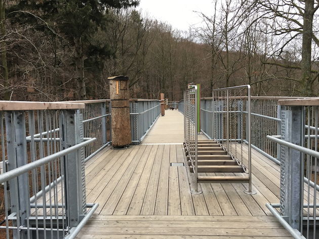 Speelinstrumenten hoog boven de bomen