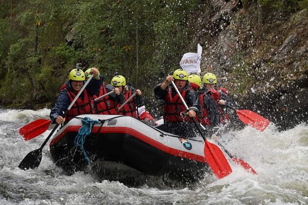 Tijd voor actie tijdens een raft tocht in Fins Lapland. Foto: Voigt Travel