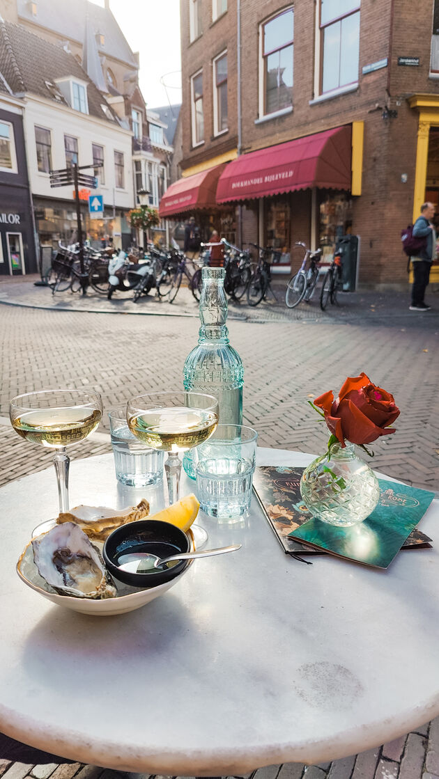 Oesters en cava op het terras van Ruby Rose