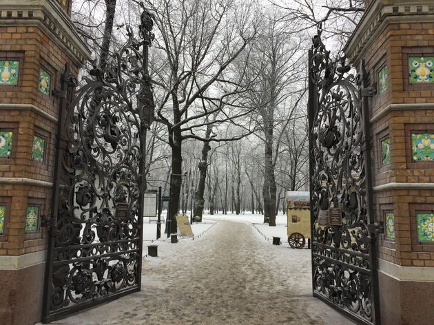 Wandelen door het park in Sint Petersburg