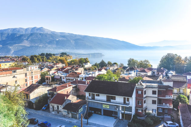 De reis begint in Ioannina, een gezellige stad aan een meer