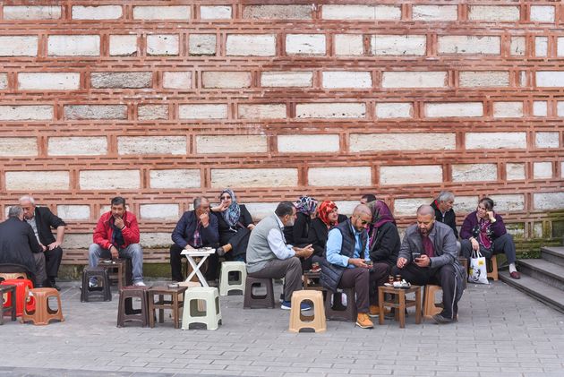 Locals chillen op een van de vele pleinen in de stad