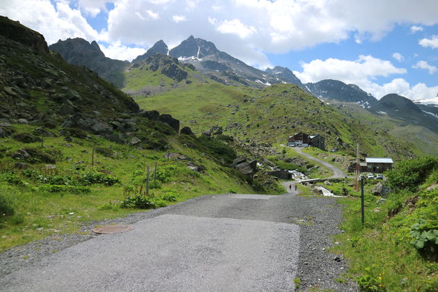 Na een wandeling van een paar uur zag ik de Jamtalh\u00fctte in de verte