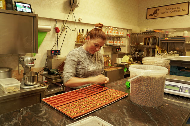 Bij Janson kun je zien en vooral ruiken hoe de chocolade gemaakt wordt