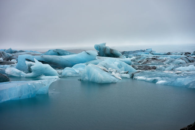 Indrukwekkende ijsrotsen in het gletsjermeer J\u00f6kuls\u00e1rl\u00f3n