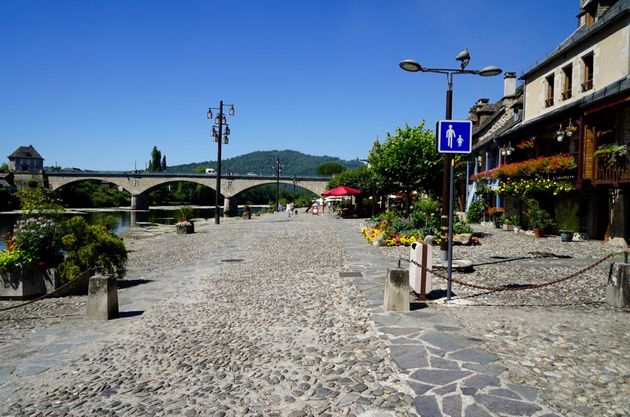 De brug van Argentat gezien vanaf de kade