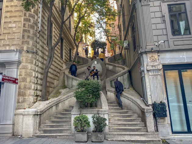 De Kamondo Stairs, een van de must-sees in de wijk Karak\u00f6y