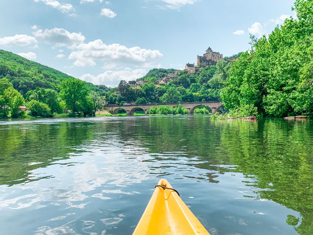 In de verte zien we Castelnaud al liggen