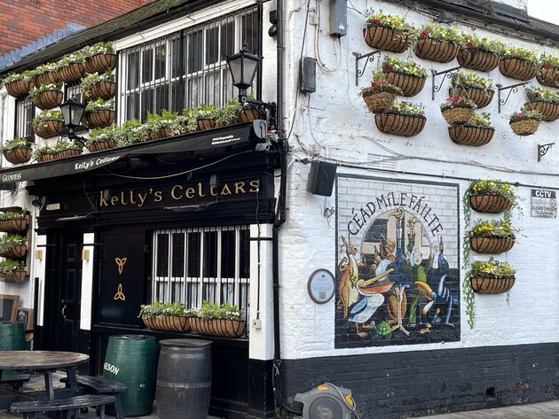 Kelly's Cellars is een van de oudste pubs van de stad en stamt uit 1720.