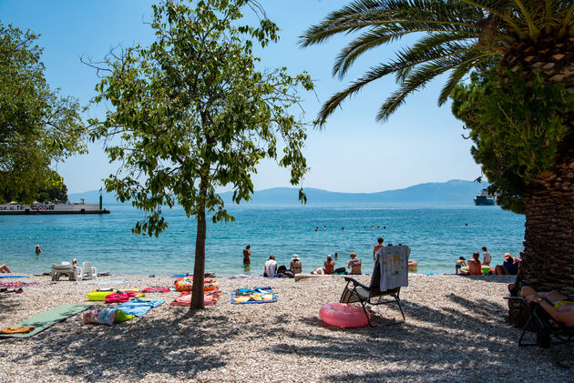 De meeste stranden zijn kiezelstranden: neem waterschoenen mee