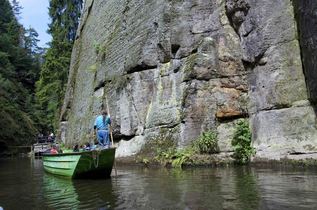 Met een bootje over rivier de Elbe