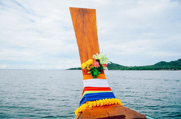 De kleurrijke hoorn van een long tale boot. Altijd vol vrolijkheid en bloemen.