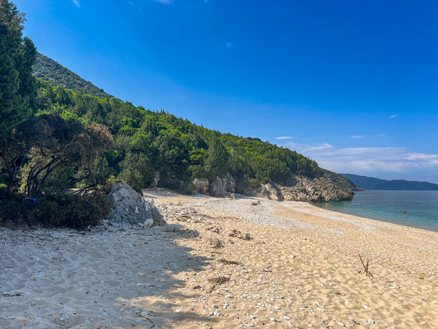 Bikini of zwembroek mee, want hier op Koutsoupia Beach wil je een duik nemen