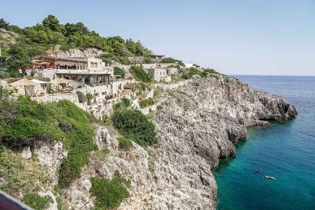 Navigeer naar L`incanto beach om een dagje te relaxen aan de Italiaanse kust