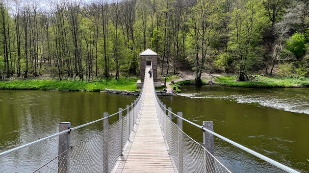 Via deze mooi hangbrug steek je de Semois over