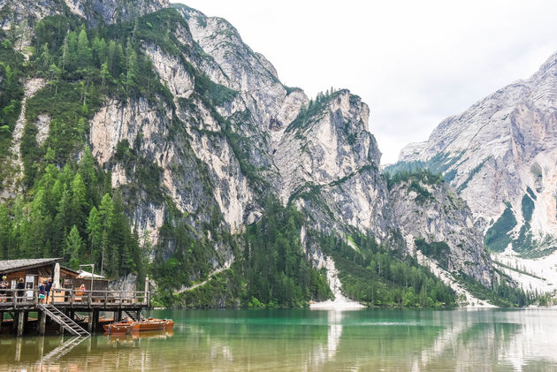 Kom wel vroeg naar Lago di Braies want het kan hier behoorlijk druk zijn