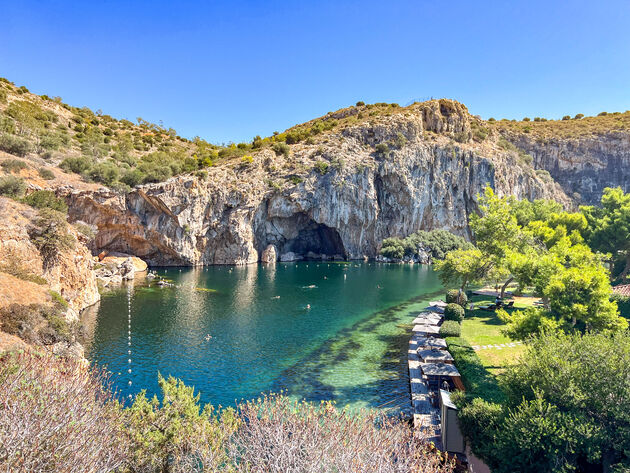 40 minuten ten zuiden van Athene: Lake Vouliagmeni met knabbelende visjes