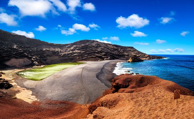 Lago Verde, het groene meer van eiland Lanzarote \u00a9 mrks_v - Adobe Stock