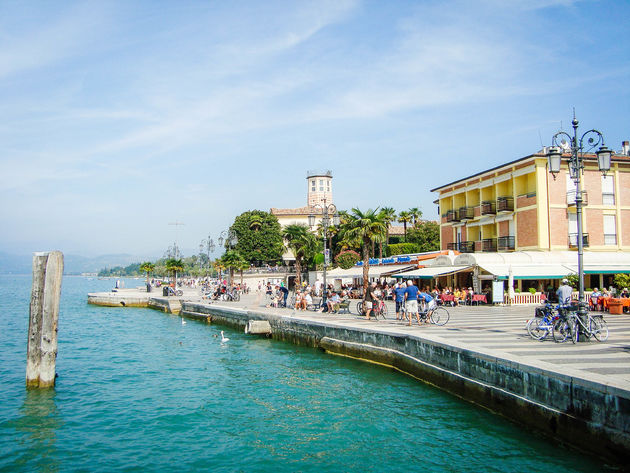 Eet een gelato in het haventje van Lazise