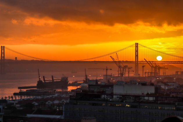 Genieten van een mooie plek voor de zonsondergang met een mistig uitzicht