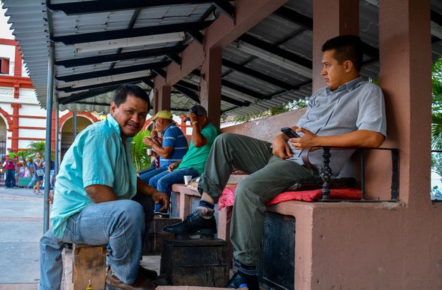 Het is gezellig met de locals in Santa Rosa de Cop\u00e1n