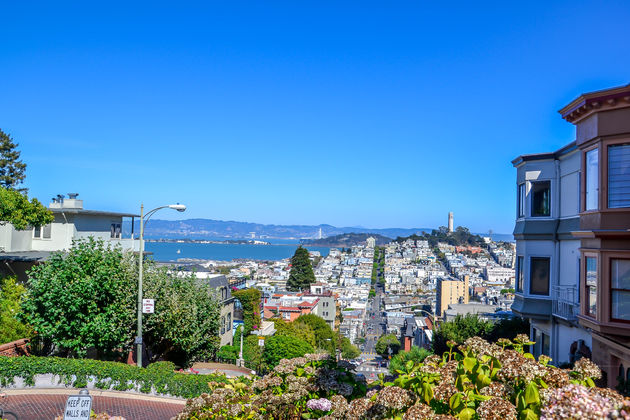 Het uitzicht bovenaan Lombard Street