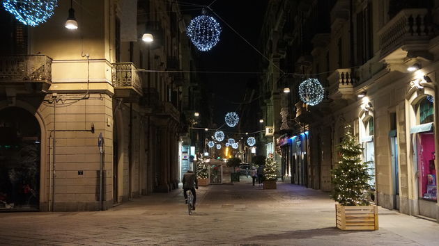 Via Vanchiglia:  Palle di neve (Snowballs) ontworpen door Enrica Borghi